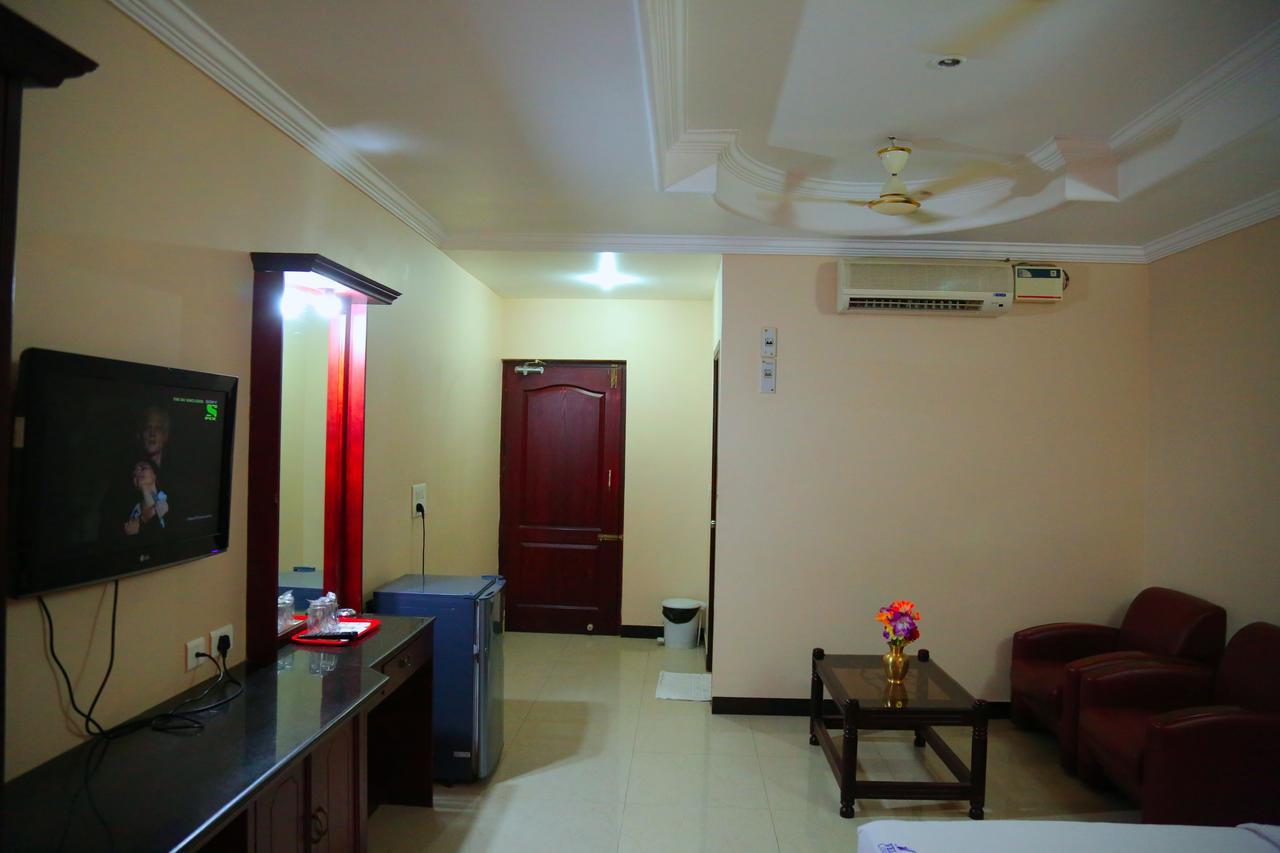 Hotel Vels Court Palni Bagian luar foto